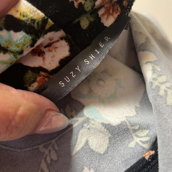 Sleeveless floral blouse - Picture 5 of 5